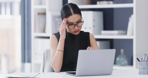 商界女性 眼镜和头痛在办公室笔记本电脑与眼睛紧张 眩晕和脑雾危机 404故障和故障 面临压力 疲劳或精疲力竭挑战的计算机上沮丧的员工 — 图库视频影像
