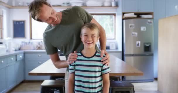 Táta Kluk Kuchyň Obličejem Sebe Usmívají Objímají Pečují Jsou Nadšeni — Stock video