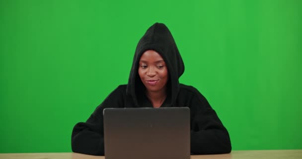 Zwarte Vrouw Groen Scherm Portret Van Dief Hacker Cybersecurity Informatietechnologie — Stockvideo