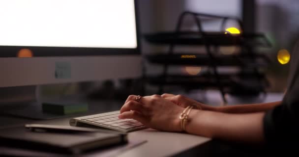 Escritório Mãos Digitando Noite Mulher Mesa Escrevendo Mail Para Trabalho — Vídeo de Stock