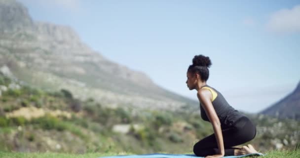 Yoga Fitness Mulher Alongando Para Calma Paz Atenção Plena Tapete — Vídeo de Stock