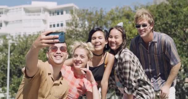 Selfie Grupa Fajnych Przyjaciół Mieście Modnym Gen Stylu Ostra Tożsamość — Wideo stockowe