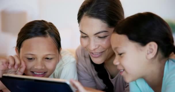 Ευτυχισμένο Κορίτσι Παιδιά Μαμά Και Tablet Στην Κρεβατοκάμαρα Για Elearning — Αρχείο Βίντεο