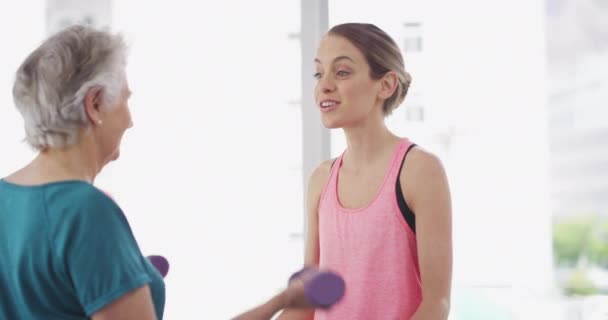 Orang Tua Wanita Dan Pelatih Dengan Dumbbell Untuk Latihan Olahraga — Stok Video
