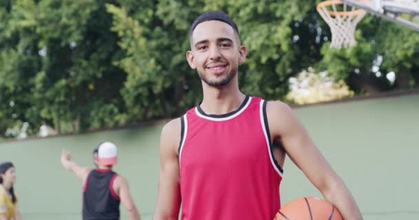 Twarz Uśmiech Mężczyzna Boisku Koszykówki Sport Ćwiczenia Lecie Fitness Gracz — Wideo stockowe