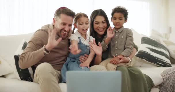 Home Video Hovor Rodina Notebookem Pozdrav Vlna Připojením Komunikace Internet — Stock video