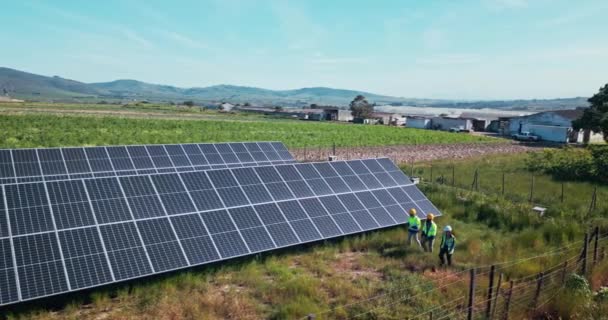 Drohne Technik Oder Menschen Mit Sonnenkollektoren Auf Dem Bauernhof Für — Stockvideo