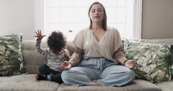 Matka Dziecko Medytacja Kanapie Dla Wewnętrznego Spokoju Zen Lub Duchowego — Wideo stockowe