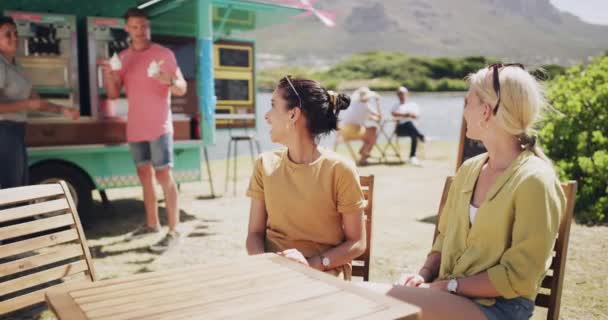 Homem Mulheres Sorvete Parque Grupo Decisão Para Sorrir Juntos Relaxar — Vídeo de Stock