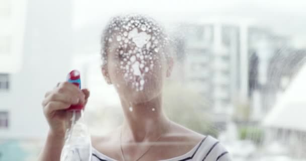 Kvinna Fönster Och Rengöring Med Sprayflaska Eller Trasa För Desinfektion — Stockvideo