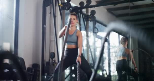 面部和健身妇女与战斗绳的减肥 力量或身体挑战 体育工作室进行健康 精力充沛或举重锻炼的训练 思维和强壮的健美运动员 — 图库视频影像