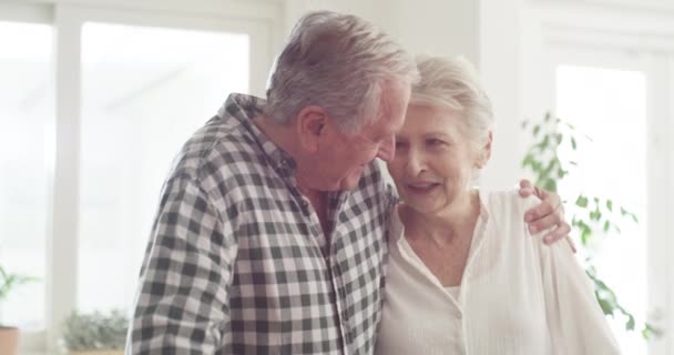 Üst Düzey Çift Emeklilik Güvenlik Evde Gülümseme Güven Destek Iletişimde — Stok video