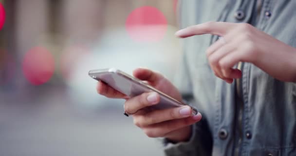 Nternette Internet Sitesinde Sohbet Etmek Için Sokakta Bulunan Eller Telefon — Stok video