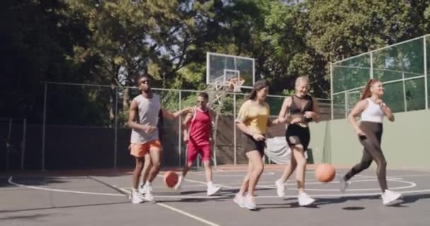 Csapat Kosarasok Futás Bíróságon Arccal Boldogan Barátokkal Férfiakkal Nőkkel Energia — Stock videók