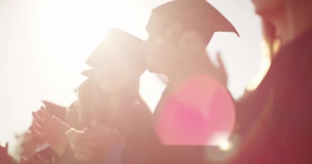 Studenci Sukces Ukończenie Studiów Dla Oklasków Szczęśliwy Uniwersytet Letnim Słońcu — Wideo stockowe