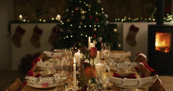 Noel Ağacı Yemek Masası Şenlik Sezonu Için Şömineli Akşam Yemeği — Stok video
