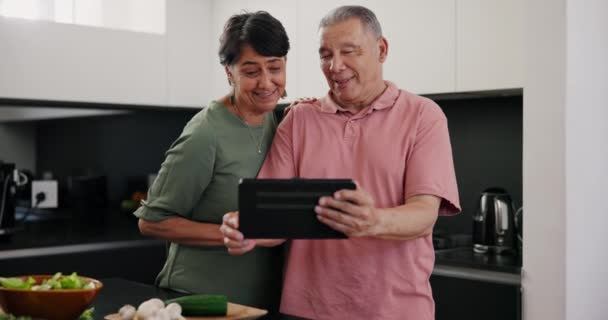 Tablet Videó Hívás Idősek Konyhában Ebédre Vagy Vacsorára Modern Otthonban — Stock videók