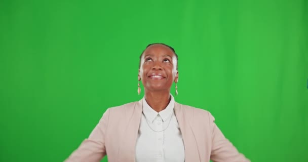 快乐的女人 脸和指向绿色的屏幕 工作室和模拟的背景 女工形象宣传企业推广 产品安置和销售公告即将发布 — 图库视频影像