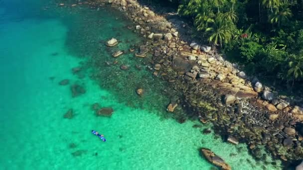 Zee Rotsen Mensen Peddelen Vanaf Drone Met Blauw Water Vrijheid — Stockvideo