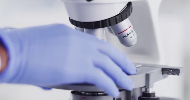 Nauka Mikroskop Apteka Rękoma Osoby Laboratorium Eksperymentu Szczepionki Opieki Zdrowotnej — Wideo stockowe