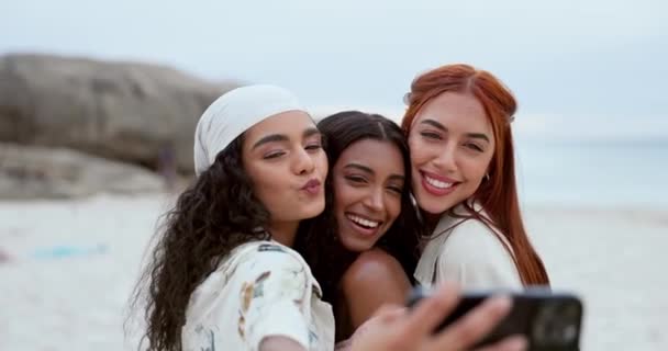 Dziewczyny Selfie Plaży Uśmiech Uściskiem Śmiech Dąsanie Wargi Post Blog — Wideo stockowe