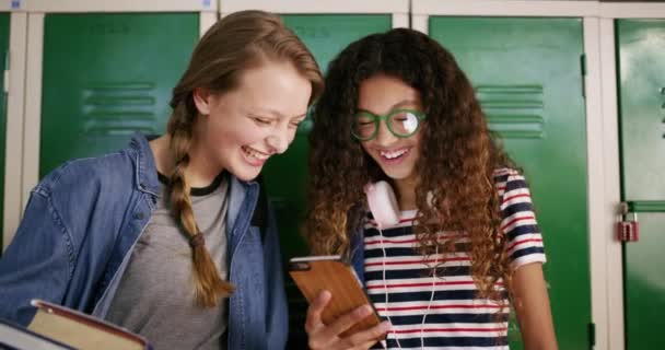 미디어 재미있는 인터넷에 게시물을 고등학교 사물함에서 온라인 책을위한 모바일에서 행복한 — 비디오