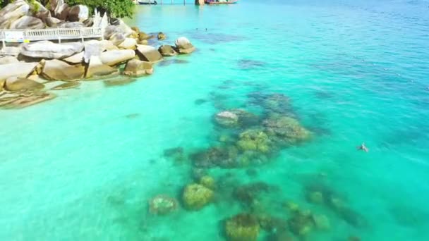 Kék Víz Nyaralás Tengerparti Város Drón Trópusi Paradicsom Pihenni Úszás — Stock videók