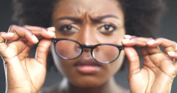 光学测量 视觉和女人与眼镜视力模糊的工作室和黑暗的背景 快乐的非洲和模特的肖像 戴着眼镜 眼镜和镜框 面带微笑 — 图库视频影像