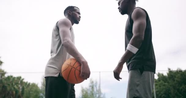 Černoši Výzva Hra Basketbalovém Hřišti Pro Fitness Cvičení Soutěže Venkovním — Stock video