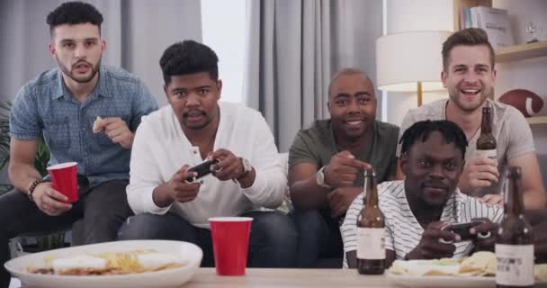 Arkadaşlar Erkekler Kanepede Bira Strateji Çeşitlilik Için Evdeki Oturma Odasında — Stok video