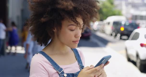 Погані Новини Телефон Жінка Місті Соціальних Медіа Негативні Текстові Повідомлення — стокове відео