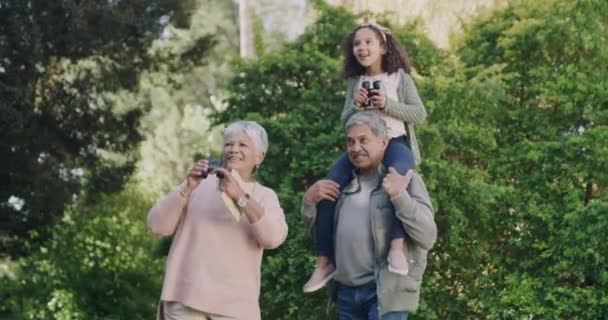 Glad Bekymmerslös Och Utforska Med Kikare Morföräldrar Bär Barnbarn Äventyr — Stockvideo