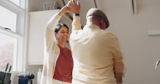 Cozinha Felicidade Casal Idosos Dança Lenta Rodopiar Desfrutar Aposentadoria Tempo — Vídeo de Stock