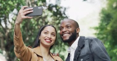 Çiftler, parkta selfie çekin ve dışarıdaki ırklar arası insanlarla flört edin. Romantizm ve fotoğrafçılık için. Fotoğrafta aşk, ilgi ve gülümseme, sosyal medya paylaşımı ve güven, sadakat ve bağlılıkla birbirine bağlanma.