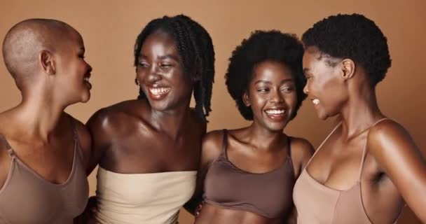 Schönheit Gesicht Oder Schwarze Frauen Lachen Mit Gepflegter Glühender Haut — Stockvideo