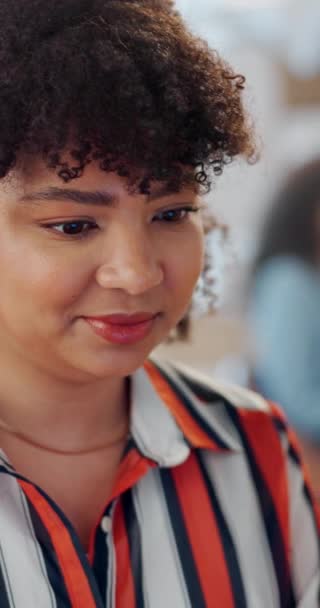 Kadın Arkadaşı Dizüstü Bilgisayar Internet Satış Fikri Şirket Kurmak Düşünmek — Stok video