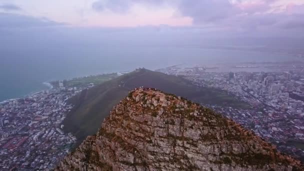 Drone Montaña Océano Con Pico Ciudad Para Medio Ambiente Vacaciones — Vídeo de stock
