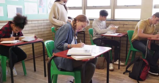 Gelukkig Meisje Tiener Student Schrijven Klas Voor Test Project Examen — Stockvideo