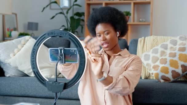 Afrobelleza Influencer Vlogger Podcast Host Talking Using Phone Film Live — Vídeo de stock