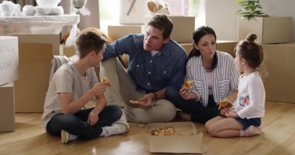 Familie Spiser Pizza Nyt Hjem Gulv Lejlighed Ejendom Sammen Fast – Stock-video