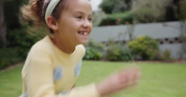 Familie Knuffel Een Meisje Dat Naar Haar Moeder Rent Tuin — Stockvideo