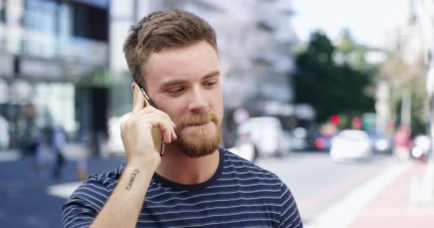 Telepon Genggam Percakapan Perkotaan Dan Konsultasi Manusia Berbicara Atau Mendengarkan — Stok Video