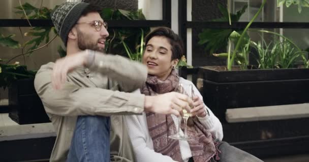Vinho Data Casal Abraçar Beber Restaurante Com Conversa Relaxar Juntos — Vídeo de Stock