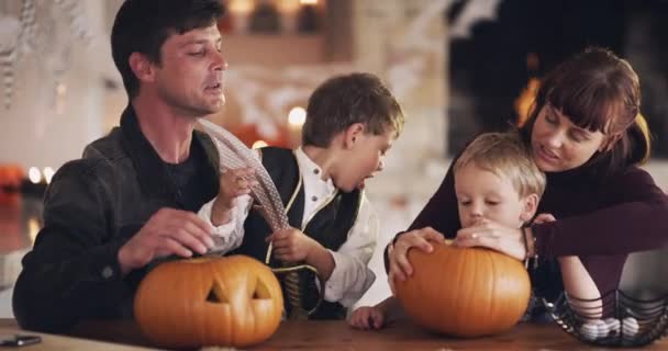 Eltern Kinder Und Das Schnitzen Von Halloween Kürbissen Als Weihnachtsdekoration — Stockvideo