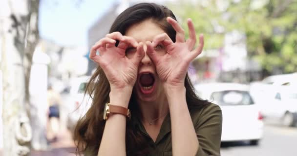 Kobieta Twarz Głupie Outdoor Komiczne Emotikony Śmieszne Lub Głupkowate Ulicy — Wideo stockowe