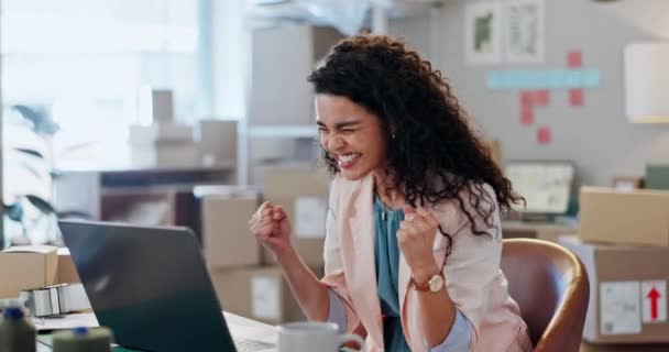 Жінка Вигравши Ноутбук Логістику Успіх Офісу Або Стартап Бізнес Цілей — стокове відео