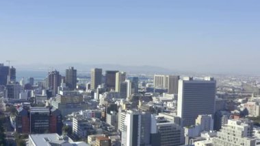 İnsansız hava aracı, gökdelenli binalar ve şehir Cape Town 'da konumu ve coğrafyası olan açık hava manzarası. Kentsel altyapı, şehir manzarası Dünya ve sokak ve mimarinin havadan görünüşü.