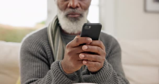 Telefon Ruce Starší Muž Psaní Doma Čtení Upozornění Sociální Sítě — Stock video