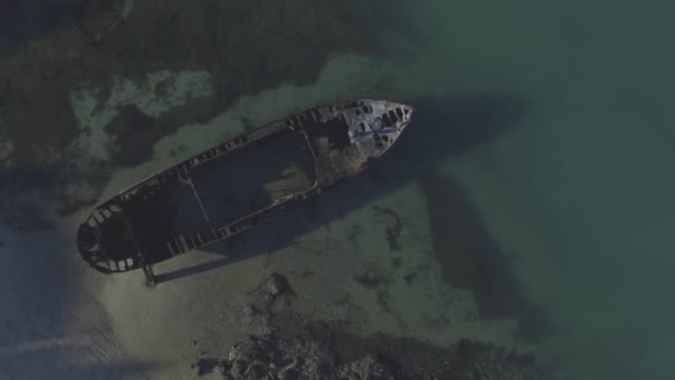 沉船和在海上失事 事故或被抛弃在水里后的船只 沉没或搁浅在海上后 上方和海滩上的旧船景观 — 图库视频影像
