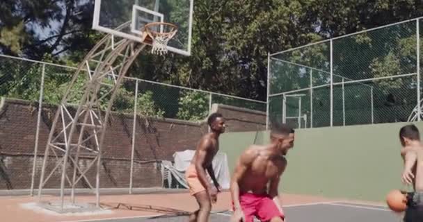 Man Vrienden High Five Voor Doelpunt Basketbalveld Score Punt Spel — Stockvideo